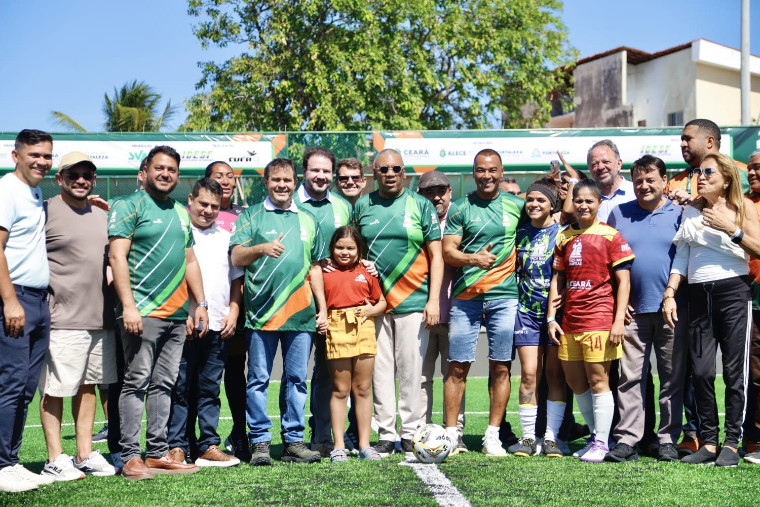 grupo de pessoas posa para a foto